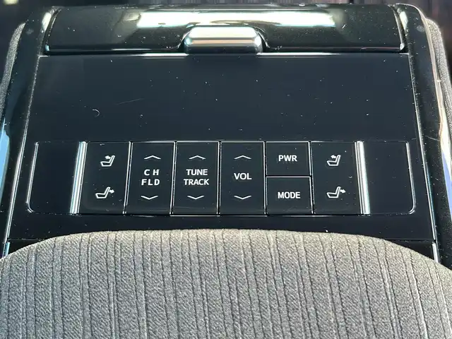 トヨタ クラウン ハイブリッド G 熊本県 2018(平30)年 4.4万km ホワイトパールクリスタルシャイン 純正ナビ/・AM/FM/CD/DVD/BT/・フルセグTV/・TVキャンセラー/・全方位カメラ/デジタルインナーミラーー/トヨタセーフティーセンス/・プリクラッシュセーフティ/・レーダークルーズコントロール/・レーントレーシングアシスト/・オートマチックハイビーム/・ロードサインアシスト/・ドライバー異常対応システム/・リクロストラフィックアラート/ヘッドアップディスプレイ/ブラインドスポットミニター/電動パーキングブレーキ/・ブレーキホールド/LEDライト/・フォグランプ/走行モード切替/・ECO/ノーマル/sports/snow/EV/電動格納ミラー/・ウィンカーミラー/革巻きステアリング/・ステアリングスイッチ/・オートアウェイ機能/革シート/D＋N席パワーシート/・ドライビングポジション・メモリー/前席シートヒーター/ビルトインETC/前方ドライブレコーダー/純正17インチAW/純正フロアマット/プッシュスタート/・スマートキー