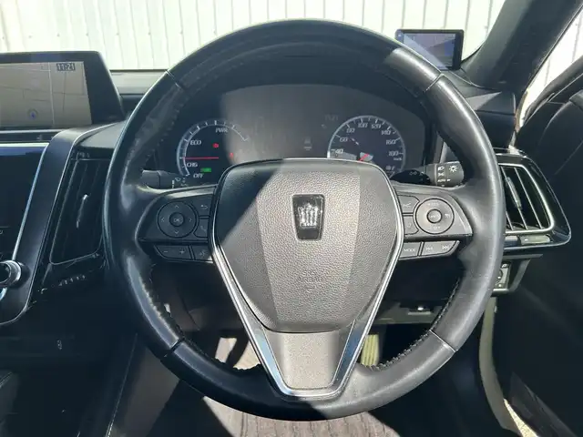 トヨタ クラウン ハイブリッド G 熊本県 2018(平30)年 4.4万km ホワイトパールクリスタルシャイン 純正ナビ/・AM/FM/CD/DVD/BT/・フルセグTV/・TVキャンセラー/・全方位カメラ/デジタルインナーミラーー/トヨタセーフティーセンス/・プリクラッシュセーフティ/・レーダークルーズコントロール/・レーントレーシングアシスト/・オートマチックハイビーム/・ロードサインアシスト/・ドライバー異常対応システム/・リクロストラフィックアラート/ヘッドアップディスプレイ/ブラインドスポットミニター/電動パーキングブレーキ/・ブレーキホールド/LEDライト/・フォグランプ/走行モード切替/・ECO/ノーマル/sports/snow/EV/電動格納ミラー/・ウィンカーミラー/革巻きステアリング/・ステアリングスイッチ/・オートアウェイ機能/革シート/D＋N席パワーシート/・ドライビングポジション・メモリー/前席シートヒーター/ビルトインETC/前方ドライブレコーダー/純正17インチAW/純正フロアマット/プッシュスタート/・スマートキー