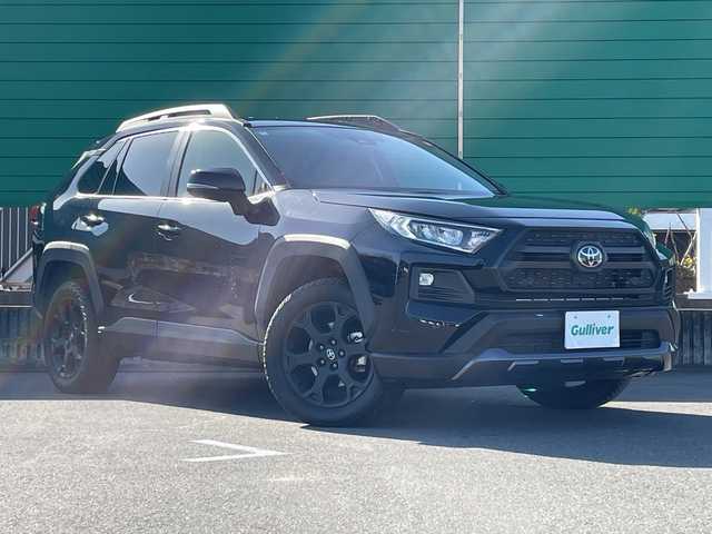 トヨタ ＲＡＶ４ アドベンチャー オフロードPKG 茨城県 2022(令4)年 0.8万km アティチュードブラックマイカ 純正9型ディスプレイオーディオナビ/４WD/バックカメラ/Bluetooth接続/AppleCarPlay/レッドステッチ合皮ブラックシート/シートヒーター/エアシート/パワーシート/ステアリングヒーター/追従クルーズコントロール/ビルトインETC/ドライブレコーダー/USB入力端子/ブラインドスポットモニター/ダウンヒルアシストコントロール/横滑り防止装置/衝突軽減システム/レーン逸脱警報/オートライト/オートマチックハイビーム/オートマチックハイビーム/LEDヘッドライト/LEDフォグ/コーナーセンサー/ルーフレール/純正18インチアルミホイール/スマートキー/保証書/取扱説明書/記録簿