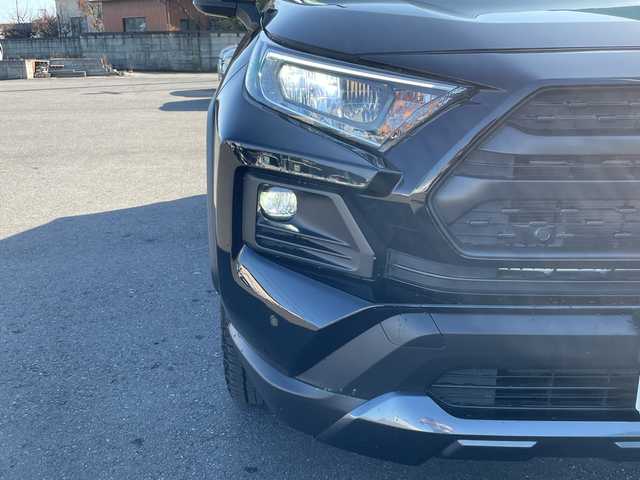 トヨタ ＲＡＶ４ アドベンチャー オフロードPKG 茨城県 2022(令4)年 0.8万km アティチュードブラックマイカ 純正9型ディスプレイオーディオナビ/４WD/バックカメラ/Bluetooth接続/AppleCarPlay/レッドステッチ合皮ブラックシート/シートヒーター/エアシート/パワーシート/ステアリングヒーター/追従クルーズコントロール/ビルトインETC/ドライブレコーダー/USB入力端子/ブラインドスポットモニター/ダウンヒルアシストコントロール/横滑り防止装置/衝突軽減システム/レーン逸脱警報/オートライト/オートマチックハイビーム/オートマチックハイビーム/LEDヘッドライト/LEDフォグ/コーナーセンサー/ルーフレール/純正18インチアルミホイール/スマートキー/保証書/取扱説明書/記録簿