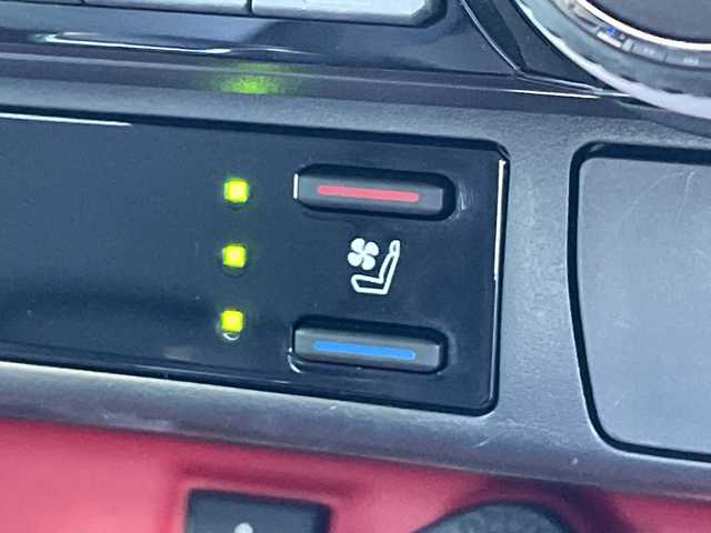 トヨタ ＲＡＶ４ アドベンチャー オフロードPKG 茨城県 2022(令4)年 0.8万km アティチュードブラックマイカ 純正9型ディスプレイオーディオナビ/４WD/バックカメラ/Bluetooth接続/AppleCarPlay/レッドステッチ合皮ブラックシート/シートヒーター/エアシート/パワーシート/ステアリングヒーター/追従クルーズコントロール/ビルトインETC/ドライブレコーダー/USB入力端子/ブラインドスポットモニター/ダウンヒルアシストコントロール/横滑り防止装置/衝突軽減システム/レーン逸脱警報/オートライト/オートマチックハイビーム/オートマチックハイビーム/LEDヘッドライト/LEDフォグ/コーナーセンサー/ルーフレール/純正18インチアルミホイール/スマートキー/保証書/取扱説明書/記録簿