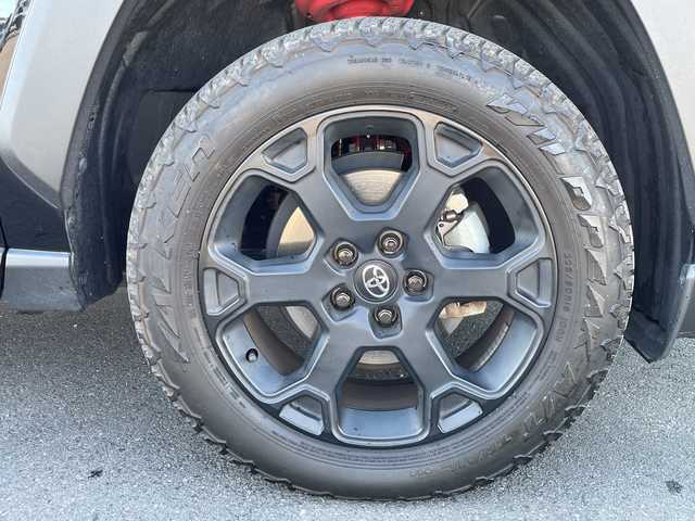 トヨタ ＲＡＶ４ アドベンチャー オフロードPKG 茨城県 2022(令4)年 0.8万km アティチュードブラックマイカ 純正9型ディスプレイオーディオナビ/４WD/バックカメラ/Bluetooth接続/AppleCarPlay/レッドステッチ合皮ブラックシート/シートヒーター/エアシート/パワーシート/ステアリングヒーター/追従クルーズコントロール/ビルトインETC/ドライブレコーダー/USB入力端子/ブラインドスポットモニター/ダウンヒルアシストコントロール/横滑り防止装置/衝突軽減システム/レーン逸脱警報/オートライト/オートマチックハイビーム/オートマチックハイビーム/LEDヘッドライト/LEDフォグ/コーナーセンサー/ルーフレール/純正18インチアルミホイール/スマートキー/保証書/取扱説明書/記録簿