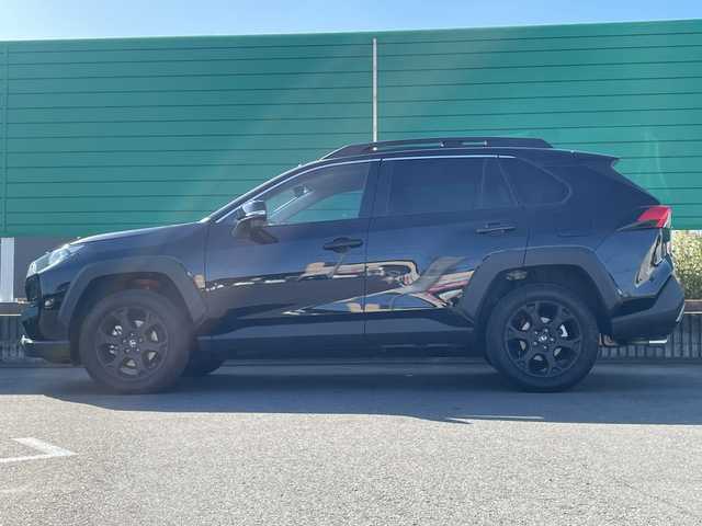 トヨタ ＲＡＶ４ アドベンチャー オフロードPKG 茨城県 2022(令4)年 0.8万km アティチュードブラックマイカ 純正9型ディスプレイオーディオナビ/４WD/バックカメラ/Bluetooth接続/AppleCarPlay/レッドステッチ合皮ブラックシート/シートヒーター/エアシート/パワーシート/ステアリングヒーター/追従クルーズコントロール/ビルトインETC/ドライブレコーダー/USB入力端子/ブラインドスポットモニター/ダウンヒルアシストコントロール/横滑り防止装置/衝突軽減システム/レーン逸脱警報/オートライト/オートマチックハイビーム/オートマチックハイビーム/LEDヘッドライト/LEDフォグ/コーナーセンサー/ルーフレール/純正18インチアルミホイール/スマートキー/保証書/取扱説明書/記録簿