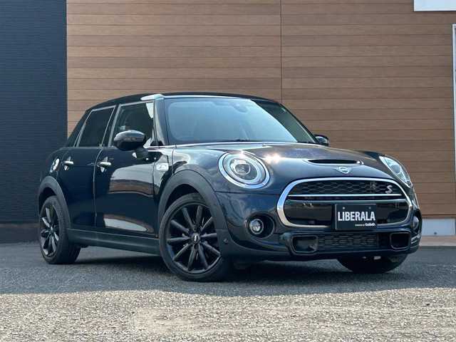 ＭＩＮＩ ミニ クーパーSD 宮崎県 2020(令2)年 5.8万km 黒 純正ナビ/・Bluetooth/・AM/FM/・USB/バックカメラ/パーキングアシスト /・前後コーナーセンサー /ミラー一体型ETC/スポーツシート/・D/N席シートヒーター /純正オプションブラックホイール /ユニオンジャックテールランプ/LEDヘッドライト/・オートライト/アクティブクルーズコントロール/衝突軽減ブレーキ/