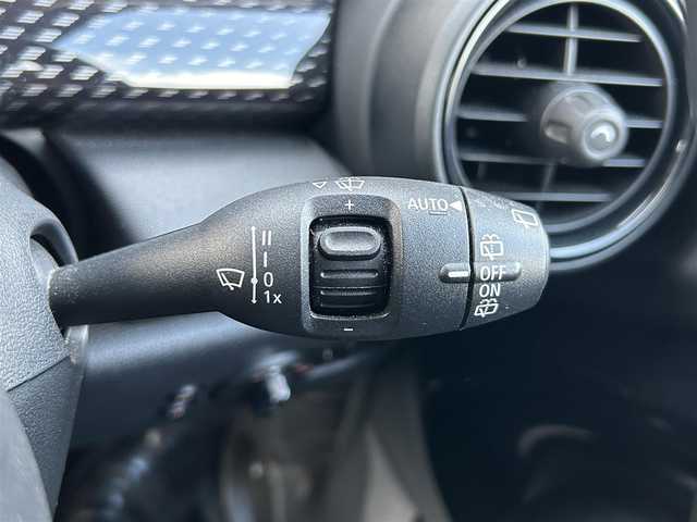 ＭＩＮＩ ミニ クーパーSD 宮崎県 2020(令2)年 5.8万km 黒 純正ナビ/・Bluetooth/・AM/FM/・USB/バックカメラ/パーキングアシスト /・前後コーナーセンサー /ミラー一体型ETC/スポーツシート/・D/N席シートヒーター /純正オプションブラックホイール /ユニオンジャックテールランプ/LEDヘッドライト/・オートライト/アクティブクルーズコントロール/衝突軽減ブレーキ/