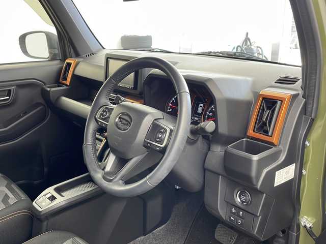 ダイハツ タフト G ターボ 兵庫県 2021(令3)年 0.9万km フォレストカーキメタリック ・社外ナビ/Bluetooth/CD/DVD/TV/・全方位カメラ/・ETC/・前後ドライブレコーダー/・スカイフィールトップ/・前後コーナーセンサー/・アイドリングストップ/・ステアリングスイッチ/・レーダークルーズコントロール/・横滑り防止装置/・盗難防止装置/・スマートアシスト/・LEDオートライト/・オートマチックハイビーム/・純正15インチアルミホイール/・社外フロアマット/・前席シートヒーター/・電動パーキングブレーキ/・保証書/・取扱説明書/・ドアバイザー