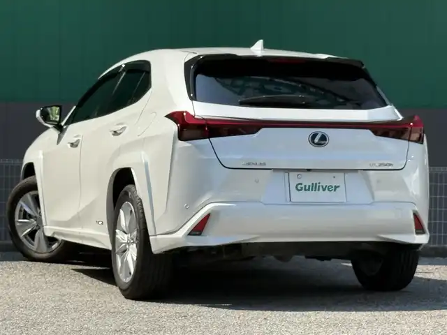 レクサス ＵＸ 250h バージョンC 千葉県 2022(令4)年 2.6万km ソニッククォーツ 純正メモリナビ（AM/FM/CD/DVD/Bluetooth/Miracast）/フルセグTV/Lexus Safety System＋/バックカメラ/ETC2.0/前後ドライブレコーダー/レーダークルーズコントロール/パドルシフト/パワーバックドア/ステアリングヒーター/前席シートヒーター/前席パワーシート/レザーシート/純正フロアマット/純正アルミホイール/LEDヘッドライト