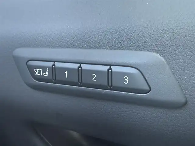 レクサス ＵＸ 250h バージョンC 千葉県 2022(令4)年 2.6万km ソニッククォーツ 純正メモリナビ（AM/FM/CD/DVD/Bluetooth/Miracast）/フルセグTV/Lexus Safety System＋/バックカメラ/ETC2.0/前後ドライブレコーダー/レーダークルーズコントロール/パドルシフト/パワーバックドア/ステアリングヒーター/前席シートヒーター/前席パワーシート/レザーシート/純正フロアマット/純正アルミホイール/LEDヘッドライト