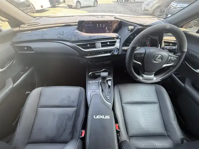 レクサス ＵＸ 250h バージョンC 千葉県 2022(令4)年 2.6万km ソニッククォーツ 純正メモリナビ（AM/FM/CD/DVD/Bluetooth/Miracast）/フルセグTV/Lexus Safety System＋/バックカメラ/ETC2.0/前後ドライブレコーダー/レーダークルーズコントロール/パドルシフト/パワーバックドア/ステアリングヒーター/前席シートヒーター/前席パワーシート/レザーシート/純正フロアマット/純正アルミホイール/LEDヘッドライト