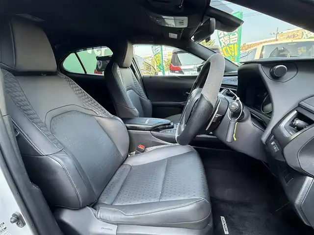 レクサス ＵＸ 250h バージョンC 千葉県 2022(令4)年 2.6万km ソニッククォーツ 純正メモリナビ（AM/FM/CD/DVD/Bluetooth/Miracast）/フルセグTV/Lexus Safety System＋/バックカメラ/ETC2.0/前後ドライブレコーダー/レーダークルーズコントロール/パドルシフト/パワーバックドア/ステアリングヒーター/前席シートヒーター/前席パワーシート/レザーシート/純正フロアマット/純正アルミホイール/LEDヘッドライト