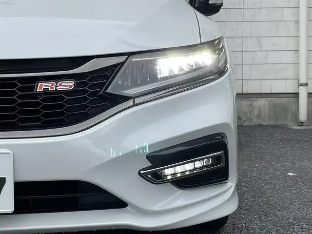 ホンダ ジェイド ハイブリッド RS ホンダセンシング 福岡県 2019(平31)年 3.1万km プラチナホワイトパール 無限ドアハンドルプロテクター/黒ハーフレザーシート/純正メモリナビGathers【VXM-194VFi】/(AM/FM/Bluetooth/CD/DVD/フルセグTV】/ビルトインETC/バックカメラ/パドルシフト/オートライト/衝突軽減ブレーキ(CMBS)/路外逸脱抑制/アダプティブクルーズコントロール/車両接近通報装置/車線維持支援システム(LKAS)/クリアランスソナー/コーナーセンサー/盗難防止装置/横滑り防止機能/電格ウィンカーミラー/プッシュスタート/純正フロアマット/純正１８インチアルミホイール/ステアリングスイッチ/フロントフォグランプ/ドアバイザー/純正前方ドライブレコーダーGathers【DRH-189N】/ナビ取扱説明書/ドラレコ取扱説明書/取扱説明書/保証書