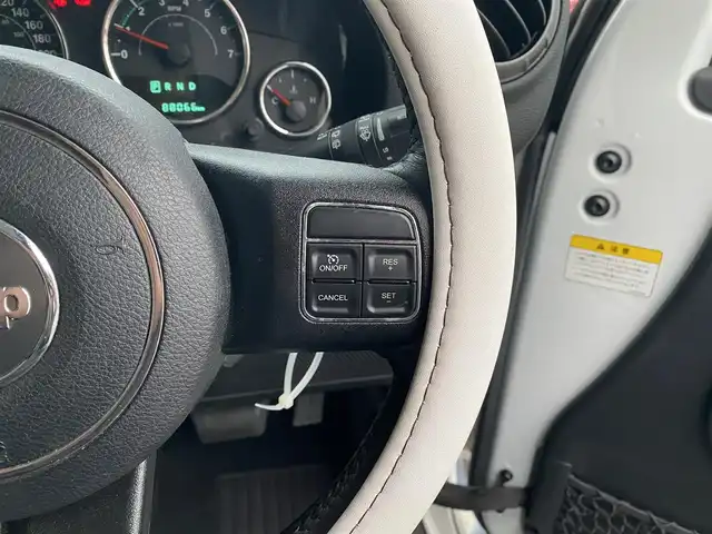 クライスラー・ジープ ジープ ラングラー アンリミテッド スポーツ 福岡県 2016(平28)年 8.8万km ブライトホワイトクリアコート ・クルーズコントロール/・純正ナビ／ＢＴ／ＵＳＢ/・バックカメラ/・ドライブレコーダー/・フルセグ/・ＥＴＣ/・純正１７ＡＷ/・サイドカメラ/・保証書/・取扱説明書