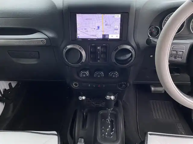 クライスラー・ジープ ジープ ラングラー アンリミテッド スポーツ 福岡県 2016(平28)年 8.8万km ブライトホワイトクリアコート ・クルーズコントロール/・純正ナビ／ＢＴ／ＵＳＢ/・バックカメラ/・ドライブレコーダー/・フルセグ/・ＥＴＣ/・純正１７ＡＷ/・サイドカメラ/・保証書/・取扱説明書