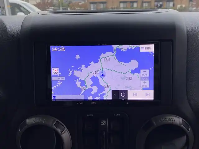 クライスラー・ジープ ジープ ラングラー アンリミテッド スポーツ 福岡県 2016(平28)年 8.8万km ブライトホワイトクリアコート ・クルーズコントロール/・純正ナビ／ＢＴ／ＵＳＢ/・バックカメラ/・ドライブレコーダー/・フルセグ/・ＥＴＣ/・純正１７ＡＷ/・サイドカメラ/・保証書/・取扱説明書