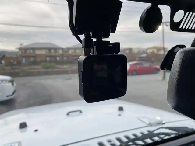 クライスラー・ジープ ジープ ラングラー アンリミテッド スポーツ 福岡県 2016(平28)年 8.8万km ブライトホワイトクリアコート ・クルーズコントロール/・純正ナビ／ＢＴ／ＵＳＢ/・バックカメラ/・ドライブレコーダー/・フルセグ/・ＥＴＣ/・純正１７ＡＷ/・サイドカメラ/・保証書/・取扱説明書