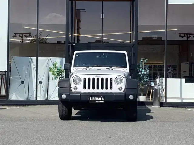 クライスラー・ジープ ジープ ラングラー アンリミテッド スポーツ 福岡県 2016(平28)年 8.8万km ブライトホワイトクリアコート ・クルーズコントロール/・純正ナビ／ＢＴ／ＵＳＢ/・バックカメラ/・ドライブレコーダー/・フルセグ/・ＥＴＣ/・純正１７ＡＷ/・サイドカメラ/・保証書/・取扱説明書