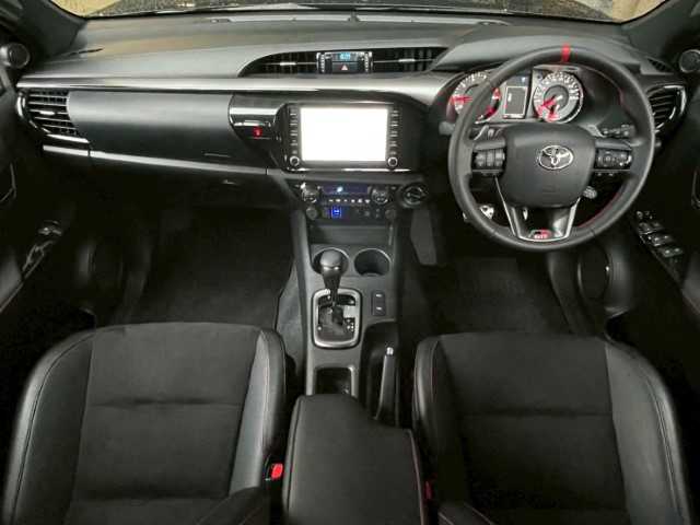 トヨタ ハイラックス Z GRスポーツ 千葉県 2023(令5)年 1.5万km アティチュードブラックマイカ AIS検査済み/【2508031391】/リフトアップ（JAOS BATTLEZ）(社外）/ベッドライナー/トノカバー/Tコネクトナビ/Bluetooth/パノラミックビューカメラ/プリクラッシュセーフティ/レーンディパーチャーアラート/クリアランスソナー/ETC2.0/DAC/リアデフロック/ルームランプLED/純正フロアマット/ドアバイザー/アイドリングSTOP/F/Rフォグ/17AW KMC　KM554　AZTEC(社外）/トーヨーオープンカントリーR/T（社外）/JAOS インナーフェンダー（社外）/社外パーツ取付有