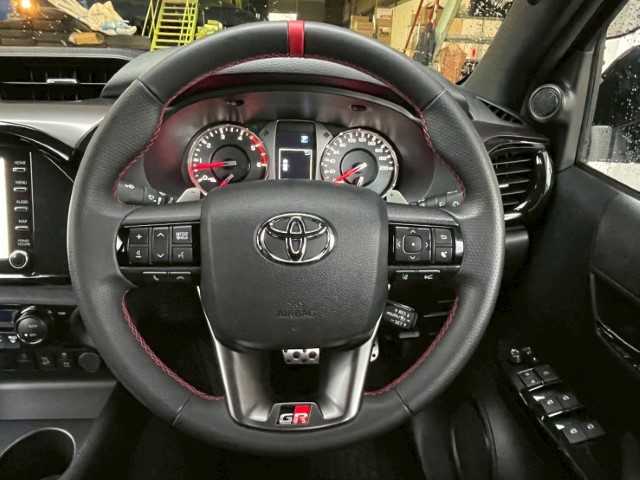 トヨタ ハイラックス Z GRスポーツ 千葉県 2023(令5)年 1.5万km アティチュードブラックマイカ AIS検査済み/【2508031391】/リフトアップ（JAOS BATTLEZ）(社外）/ベッドライナー/トノカバー/Tコネクトナビ/Bluetooth/パノラミックビューカメラ/プリクラッシュセーフティ/レーンディパーチャーアラート/クリアランスソナー/ETC2.0/DAC/リアデフロック/ルームランプLED/純正フロアマット/ドアバイザー/アイドリングSTOP/F/Rフォグ/17AW KMC　KM554　AZTEC(社外）/トーヨーオープンカントリーR/T（社外）/JAOS インナーフェンダー（社外）/社外パーツ取付有