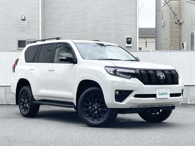 トヨタ ランドクルーザー プラド TX Lパッケージ マットブラED 栃木県 2022(令4)年 0.8万km ホワイトパールクリスタルシャイン ワンオーナー/チルト＆スライド電動ムーンルーフ(挟み込み防止機能付)/Toyota Safety Sense/・プリクラッシュセーフティ(歩行者［昼夜］・自転車運転者［昼］検知機能付衝突回避支援タイプ/ミリ波レーダー＋単眼カメラ方式)/・レーンディパーチャーアラート［LDA］(ヨーアシスト機能付)/・オートマチックハイビーム［AHB］/・レーダークルーズコントロール(ブレーキ制御付)/・ロードサインアシスト［RSA］/先行車発進告知機能［TMN］/パーキングサポートブレーキ(前後方静止物)/VSC＆TRC(トラクションコントロール)＋ヒルスタートアシストコントロール(HAC)＋電動センターデフロック/ブラインドスポットモニター［BSM］＋リヤクロストラフィックアラート/9インチワイドVGAディスプレイオーディオ＋T-Connectナビキット/・Bluetooth/・Apple CarPlay/Android Auto/・USB/パノラミックビューモニター/本革(ニュートラルベージュ)/シートベンチレーション機能(運転席・助手席)/快適温熱シート(運転席・助手席)/ETC2.0/LEDヘッドランプ/18インチアルミホイール［マッドブラック塗装］