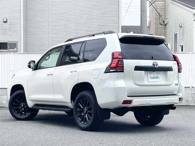 トヨタ ランドクルーザー プラド TX Lパッケージ マットブラED 栃木県 2022(令4)年 0.8万km ホワイトパールクリスタルシャイン ワンオーナー/チルト＆スライド電動ムーンルーフ(挟み込み防止機能付)/Toyota Safety Sense/・プリクラッシュセーフティ(歩行者［昼夜］・自転車運転者［昼］検知機能付衝突回避支援タイプ/ミリ波レーダー＋単眼カメラ方式)/・レーンディパーチャーアラート［LDA］(ヨーアシスト機能付)/・オートマチックハイビーム［AHB］/・レーダークルーズコントロール(ブレーキ制御付)/・ロードサインアシスト［RSA］/先行車発進告知機能［TMN］/パーキングサポートブレーキ(前後方静止物)/VSC＆TRC(トラクションコントロール)＋ヒルスタートアシストコントロール(HAC)＋電動センターデフロック/ブラインドスポットモニター［BSM］＋リヤクロストラフィックアラート/9インチワイドVGAディスプレイオーディオ＋T-Connectナビキット/・Bluetooth/・Apple CarPlay/Android Auto/・USB/パノラミックビューモニター/本革(ニュートラルベージュ)/シートベンチレーション機能(運転席・助手席)/快適温熱シート(運転席・助手席)/ETC2.0/LEDヘッドランプ/18インチアルミホイール［マッドブラック塗装］