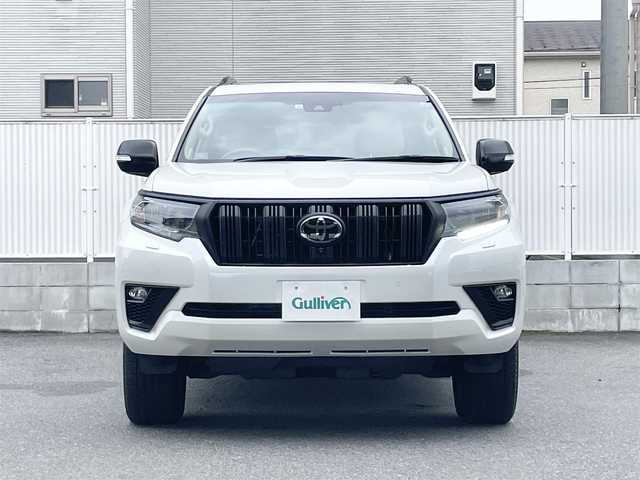 トヨタ ランドクルーザー プラド TX Lパッケージ マットブラED 栃木県 2022(令4)年 0.8万km ホワイトパールクリスタルシャイン ワンオーナー/チルト＆スライド電動ムーンルーフ(挟み込み防止機能付)/Toyota Safety Sense/・プリクラッシュセーフティ(歩行者［昼夜］・自転車運転者［昼］検知機能付衝突回避支援タイプ/ミリ波レーダー＋単眼カメラ方式)/・レーンディパーチャーアラート［LDA］(ヨーアシスト機能付)/・オートマチックハイビーム［AHB］/・レーダークルーズコントロール(ブレーキ制御付)/・ロードサインアシスト［RSA］/先行車発進告知機能［TMN］/パーキングサポートブレーキ(前後方静止物)/VSC＆TRC(トラクションコントロール)＋ヒルスタートアシストコントロール(HAC)＋電動センターデフロック/ブラインドスポットモニター［BSM］＋リヤクロストラフィックアラート/9インチワイドVGAディスプレイオーディオ＋T-Connectナビキット/・Bluetooth/・Apple CarPlay/Android Auto/・USB/パノラミックビューモニター/本革(ニュートラルベージュ)/シートベンチレーション機能(運転席・助手席)/快適温熱シート(運転席・助手席)/ETC2.0/LEDヘッドランプ/18インチアルミホイール［マッドブラック塗装］