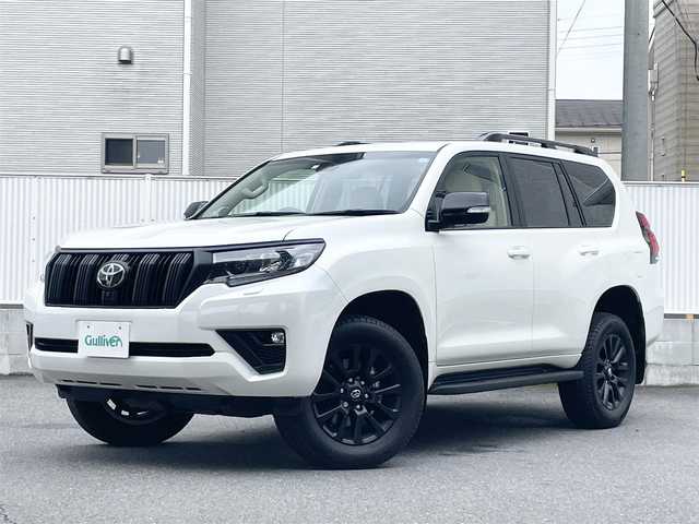 トヨタ ランドクルーザー プラド TX Lパッケージ マットブラED 栃木県 2022(令4)年 0.8万km ホワイトパールクリスタルシャイン ワンオーナー/チルト＆スライド電動ムーンルーフ(挟み込み防止機能付)/Toyota Safety Sense/・プリクラッシュセーフティ(歩行者［昼夜］・自転車運転者［昼］検知機能付衝突回避支援タイプ/ミリ波レーダー＋単眼カメラ方式)/・レーンディパーチャーアラート［LDA］(ヨーアシスト機能付)/・オートマチックハイビーム［AHB］/・レーダークルーズコントロール(ブレーキ制御付)/・ロードサインアシスト［RSA］/先行車発進告知機能［TMN］/パーキングサポートブレーキ(前後方静止物)/VSC＆TRC(トラクションコントロール)＋ヒルスタートアシストコントロール(HAC)＋電動センターデフロック/ブラインドスポットモニター［BSM］＋リヤクロストラフィックアラート/9インチワイドVGAディスプレイオーディオ＋T-Connectナビキット/・Bluetooth/・Apple CarPlay/Android Auto/・USB/パノラミックビューモニター/本革(ニュートラルベージュ)/シートベンチレーション機能(運転席・助手席)/快適温熱シート(運転席・助手席)/ETC2.0/LEDヘッドランプ/18インチアルミホイール［マッドブラック塗装］
