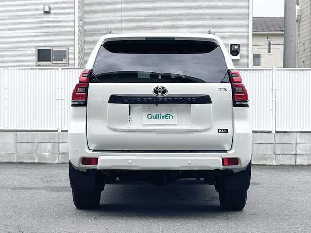 トヨタ ランドクルーザー プラド TX Lパッケージ マットブラED 栃木県 2022(令4)年 0.8万km ホワイトパールクリスタルシャイン ワンオーナー/チルト＆スライド電動ムーンルーフ(挟み込み防止機能付)/Toyota Safety Sense/・プリクラッシュセーフティ(歩行者［昼夜］・自転車運転者［昼］検知機能付衝突回避支援タイプ/ミリ波レーダー＋単眼カメラ方式)/・レーンディパーチャーアラート［LDA］(ヨーアシスト機能付)/・オートマチックハイビーム［AHB］/・レーダークルーズコントロール(ブレーキ制御付)/・ロードサインアシスト［RSA］/先行車発進告知機能［TMN］/パーキングサポートブレーキ(前後方静止物)/VSC＆TRC(トラクションコントロール)＋ヒルスタートアシストコントロール(HAC)＋電動センターデフロック/ブラインドスポットモニター［BSM］＋リヤクロストラフィックアラート/9インチワイドVGAディスプレイオーディオ＋T-Connectナビキット/・Bluetooth/・Apple CarPlay/Android Auto/・USB/パノラミックビューモニター/本革(ニュートラルベージュ)/シートベンチレーション機能(運転席・助手席)/快適温熱シート(運転席・助手席)/ETC2.0/LEDヘッドランプ/18インチアルミホイール［マッドブラック塗装］