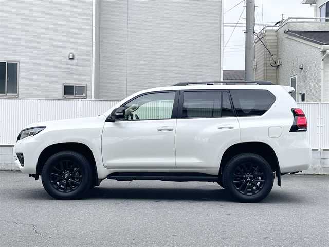 トヨタ ランドクルーザー プラド TX Lパッケージ マットブラED 栃木県 2022(令4)年 0.8万km ホワイトパールクリスタルシャイン ワンオーナー/チルト＆スライド電動ムーンルーフ(挟み込み防止機能付)/Toyota Safety Sense/・プリクラッシュセーフティ(歩行者［昼夜］・自転車運転者［昼］検知機能付衝突回避支援タイプ/ミリ波レーダー＋単眼カメラ方式)/・レーンディパーチャーアラート［LDA］(ヨーアシスト機能付)/・オートマチックハイビーム［AHB］/・レーダークルーズコントロール(ブレーキ制御付)/・ロードサインアシスト［RSA］/先行車発進告知機能［TMN］/パーキングサポートブレーキ(前後方静止物)/VSC＆TRC(トラクションコントロール)＋ヒルスタートアシストコントロール(HAC)＋電動センターデフロック/ブラインドスポットモニター［BSM］＋リヤクロストラフィックアラート/9インチワイドVGAディスプレイオーディオ＋T-Connectナビキット/・Bluetooth/・Apple CarPlay/Android Auto/・USB/パノラミックビューモニター/本革(ニュートラルベージュ)/シートベンチレーション機能(運転席・助手席)/快適温熱シート(運転席・助手席)/ETC2.0/LEDヘッドランプ/18インチアルミホイール［マッドブラック塗装］