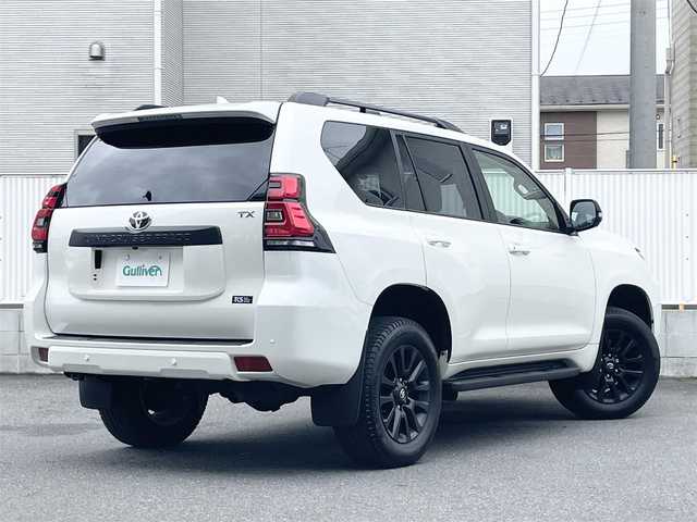 トヨタ ランドクルーザー プラド TX Lパッケージ マットブラED 栃木県 2022(令4)年 0.8万km ホワイトパールクリスタルシャイン ワンオーナー/チルト＆スライド電動ムーンルーフ(挟み込み防止機能付)/Toyota Safety Sense/・プリクラッシュセーフティ(歩行者［昼夜］・自転車運転者［昼］検知機能付衝突回避支援タイプ/ミリ波レーダー＋単眼カメラ方式)/・レーンディパーチャーアラート［LDA］(ヨーアシスト機能付)/・オートマチックハイビーム［AHB］/・レーダークルーズコントロール(ブレーキ制御付)/・ロードサインアシスト［RSA］/先行車発進告知機能［TMN］/パーキングサポートブレーキ(前後方静止物)/VSC＆TRC(トラクションコントロール)＋ヒルスタートアシストコントロール(HAC)＋電動センターデフロック/ブラインドスポットモニター［BSM］＋リヤクロストラフィックアラート/9インチワイドVGAディスプレイオーディオ＋T-Connectナビキット/・Bluetooth/・Apple CarPlay/Android Auto/・USB/パノラミックビューモニター/本革(ニュートラルベージュ)/シートベンチレーション機能(運転席・助手席)/快適温熱シート(運転席・助手席)/ETC2.0/LEDヘッドランプ/18インチアルミホイール［マッドブラック塗装］