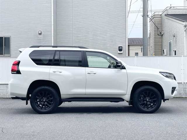 トヨタ ランドクルーザー プラド TX Lパッケージ マットブラED 栃木県 2022(令4)年 0.8万km ホワイトパールクリスタルシャイン ワンオーナー/チルト＆スライド電動ムーンルーフ(挟み込み防止機能付)/Toyota Safety Sense/・プリクラッシュセーフティ(歩行者［昼夜］・自転車運転者［昼］検知機能付衝突回避支援タイプ/ミリ波レーダー＋単眼カメラ方式)/・レーンディパーチャーアラート［LDA］(ヨーアシスト機能付)/・オートマチックハイビーム［AHB］/・レーダークルーズコントロール(ブレーキ制御付)/・ロードサインアシスト［RSA］/先行車発進告知機能［TMN］/パーキングサポートブレーキ(前後方静止物)/VSC＆TRC(トラクションコントロール)＋ヒルスタートアシストコントロール(HAC)＋電動センターデフロック/ブラインドスポットモニター［BSM］＋リヤクロストラフィックアラート/9インチワイドVGAディスプレイオーディオ＋T-Connectナビキット/・Bluetooth/・Apple CarPlay/Android Auto/・USB/パノラミックビューモニター/本革(ニュートラルベージュ)/シートベンチレーション機能(運転席・助手席)/快適温熱シート(運転席・助手席)/ETC2.0/LEDヘッドランプ/18インチアルミホイール［マッドブラック塗装］