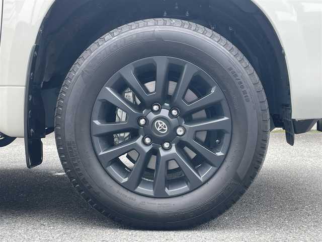 トヨタ ランドクルーザー プラド TX Lパッケージ マットブラED 栃木県 2022(令4)年 0.8万km ホワイトパールクリスタルシャイン ワンオーナー/チルト＆スライド電動ムーンルーフ(挟み込み防止機能付)/Toyota Safety Sense/・プリクラッシュセーフティ(歩行者［昼夜］・自転車運転者［昼］検知機能付衝突回避支援タイプ/ミリ波レーダー＋単眼カメラ方式)/・レーンディパーチャーアラート［LDA］(ヨーアシスト機能付)/・オートマチックハイビーム［AHB］/・レーダークルーズコントロール(ブレーキ制御付)/・ロードサインアシスト［RSA］/先行車発進告知機能［TMN］/パーキングサポートブレーキ(前後方静止物)/VSC＆TRC(トラクションコントロール)＋ヒルスタートアシストコントロール(HAC)＋電動センターデフロック/ブラインドスポットモニター［BSM］＋リヤクロストラフィックアラート/9インチワイドVGAディスプレイオーディオ＋T-Connectナビキット/・Bluetooth/・Apple CarPlay/Android Auto/・USB/パノラミックビューモニター/本革(ニュートラルベージュ)/シートベンチレーション機能(運転席・助手席)/快適温熱シート(運転席・助手席)/ETC2.0/LEDヘッドランプ/18インチアルミホイール［マッドブラック塗装］