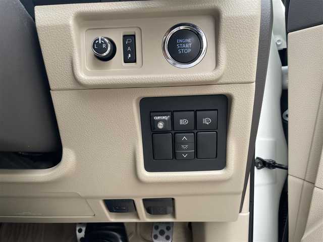 トヨタ ランドクルーザー プラド TX Lパッケージ マットブラED 栃木県 2022(令4)年 0.8万km ホワイトパールクリスタルシャイン ワンオーナー/チルト＆スライド電動ムーンルーフ(挟み込み防止機能付)/Toyota Safety Sense/・プリクラッシュセーフティ(歩行者［昼夜］・自転車運転者［昼］検知機能付衝突回避支援タイプ/ミリ波レーダー＋単眼カメラ方式)/・レーンディパーチャーアラート［LDA］(ヨーアシスト機能付)/・オートマチックハイビーム［AHB］/・レーダークルーズコントロール(ブレーキ制御付)/・ロードサインアシスト［RSA］/先行車発進告知機能［TMN］/パーキングサポートブレーキ(前後方静止物)/VSC＆TRC(トラクションコントロール)＋ヒルスタートアシストコントロール(HAC)＋電動センターデフロック/ブラインドスポットモニター［BSM］＋リヤクロストラフィックアラート/9インチワイドVGAディスプレイオーディオ＋T-Connectナビキット/・Bluetooth/・Apple CarPlay/Android Auto/・USB/パノラミックビューモニター/本革(ニュートラルベージュ)/シートベンチレーション機能(運転席・助手席)/快適温熱シート(運転席・助手席)/ETC2.0/LEDヘッドランプ/18インチアルミホイール［マッドブラック塗装］