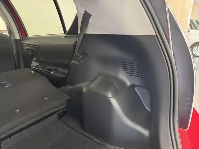 トヨタ アクア S スタイルブラック 三重県 2020(令2)年 0.8万km スーパーレッドⅤ ハイブリッド/FF/フロアCVT/純正 7インチナビ NSCN-W68/（AM/FM/CD/SD/Bluetooth/AUX/TV）/【OP】パノラミックビューモニター/ビルトイン ETC/Toyota Safety Sense/●プリクラッシュセーフティ［PCS］/●レーンディパーチャーアラート［LDA］/●オートハイビーム［AHB］/先行車発進告知機能/インテリジェントクリアランスソナー［パーキングサポートブレーキ（静止物）］/・横滑り防止装置/装備/スマートエントリーパッケージ/●スマートエントリー＆スタートシステム/●プッシュスタート/●スマートキーx2/●盗難防止システム（イモビライザーシステム）/●コンライト（オートライト：ライト自動点灯・消灯システム／ランプオートカットシステム）/・オートエアコン/・電動格納ドアミラー（ウインカー付）/・ステアリングスイッチ（オーディオ操作、メーターディスプレイ操作）/・パワーウインドウ/・パワーステアリング/・純正ホイールキャップ＆15インチスチールホイール/・保/取/ナビ取/・【OP】スペアタイヤ/など/後期モデル/…Sスタイルブラック特別装備