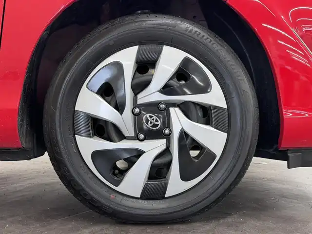 トヨタ アクア S スタイルブラック 三重県 2020(令2)年 0.8万km スーパーレッドⅤ ハイブリッド/FF/フロアCVT/純正 7インチナビ NSCN-W68/（AM/FM/CD/SD/Bluetooth/AUX/TV）/【OP】パノラミックビューモニター/ビルトイン ETC/Toyota Safety Sense/●プリクラッシュセーフティ［PCS］/●レーンディパーチャーアラート［LDA］/●オートハイビーム［AHB］/先行車発進告知機能/インテリジェントクリアランスソナー［パーキングサポートブレーキ（静止物）］/・横滑り防止装置/装備/スマートエントリーパッケージ/●スマートエントリー＆スタートシステム/●プッシュスタート/●スマートキーx2/●盗難防止システム（イモビライザーシステム）/●コンライト（オートライト：ライト自動点灯・消灯システム／ランプオートカットシステム）/・オートエアコン/・電動格納ドアミラー（ウインカー付）/・ステアリングスイッチ（オーディオ操作、メーターディスプレイ操作）/・パワーウインドウ/・パワーステアリング/・純正ホイールキャップ＆15インチスチールホイール/・保/取/ナビ取/・【OP】スペアタイヤ/など/後期モデル/…Sスタイルブラック特別装備