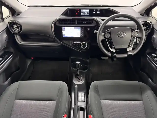 トヨタ アクア S スタイルブラック 三重県 2020(令2)年 0.8万km スーパーレッドⅤ ハイブリッド/FF/フロアCVT/純正 7インチナビ NSCN-W68/（AM/FM/CD/SD/Bluetooth/AUX/TV）/【OP】パノラミックビューモニター/ビルトイン ETC/Toyota Safety Sense/●プリクラッシュセーフティ［PCS］/●レーンディパーチャーアラート［LDA］/●オートハイビーム［AHB］/先行車発進告知機能/インテリジェントクリアランスソナー［パーキングサポートブレーキ（静止物）］/・横滑り防止装置/装備/スマートエントリーパッケージ/●スマートエントリー＆スタートシステム/●プッシュスタート/●スマートキーx2/●盗難防止システム（イモビライザーシステム）/●コンライト（オートライト：ライト自動点灯・消灯システム／ランプオートカットシステム）/・オートエアコン/・電動格納ドアミラー（ウインカー付）/・ステアリングスイッチ（オーディオ操作、メーターディスプレイ操作）/・パワーウインドウ/・パワーステアリング/・純正ホイールキャップ＆15インチスチールホイール/・保/取/ナビ取/・【OP】スペアタイヤ/など/後期モデル/…Sスタイルブラック特別装備