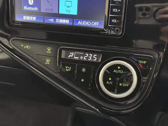 トヨタ アクア S スタイルブラック 三重県 2020(令2)年 0.8万km スーパーレッドⅤ ハイブリッド/FF/フロアCVT/純正 7インチナビ NSCN-W68/（AM/FM/CD/SD/Bluetooth/AUX/TV）/【OP】パノラミックビューモニター/ビルトイン ETC/Toyota Safety Sense/●プリクラッシュセーフティ［PCS］/●レーンディパーチャーアラート［LDA］/●オートハイビーム［AHB］/先行車発進告知機能/インテリジェントクリアランスソナー［パーキングサポートブレーキ（静止物）］/・横滑り防止装置/装備/スマートエントリーパッケージ/●スマートエントリー＆スタートシステム/●プッシュスタート/●スマートキーx2/●盗難防止システム（イモビライザーシステム）/●コンライト（オートライト：ライト自動点灯・消灯システム／ランプオートカットシステム）/・オートエアコン/・電動格納ドアミラー（ウインカー付）/・ステアリングスイッチ（オーディオ操作、メーターディスプレイ操作）/・パワーウインドウ/・パワーステアリング/・純正ホイールキャップ＆15インチスチールホイール/・保/取/ナビ取/・【OP】スペアタイヤ/など/後期モデル/…Sスタイルブラック特別装備