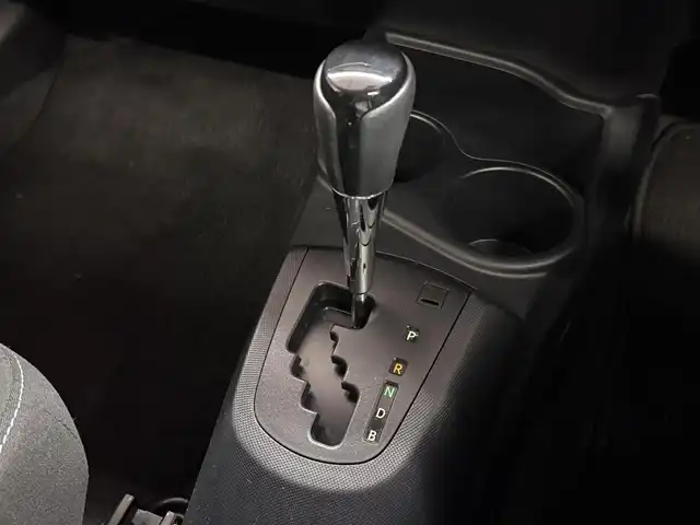 トヨタ アクア S スタイルブラック 三重県 2020(令2)年 0.8万km スーパーレッドⅤ ハイブリッド/FF/フロアCVT/純正 7インチナビ NSCN-W68/（AM/FM/CD/SD/Bluetooth/AUX/TV）/【OP】パノラミックビューモニター/ビルトイン ETC/Toyota Safety Sense/●プリクラッシュセーフティ［PCS］/●レーンディパーチャーアラート［LDA］/●オートハイビーム［AHB］/先行車発進告知機能/インテリジェントクリアランスソナー［パーキングサポートブレーキ（静止物）］/・横滑り防止装置/装備/スマートエントリーパッケージ/●スマートエントリー＆スタートシステム/●プッシュスタート/●スマートキーx2/●盗難防止システム（イモビライザーシステム）/●コンライト（オートライト：ライト自動点灯・消灯システム／ランプオートカットシステム）/・オートエアコン/・電動格納ドアミラー（ウインカー付）/・ステアリングスイッチ（オーディオ操作、メーターディスプレイ操作）/・パワーウインドウ/・パワーステアリング/・純正ホイールキャップ＆15インチスチールホイール/・保/取/ナビ取/・【OP】スペアタイヤ/など/後期モデル/…Sスタイルブラック特別装備