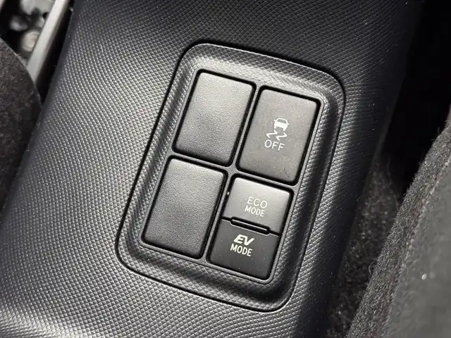 トヨタ アクア S スタイルブラック 三重県 2020(令2)年 0.8万km スーパーレッドⅤ ハイブリッド/FF/フロアCVT/純正 7インチナビ NSCN-W68/（AM/FM/CD/SD/Bluetooth/AUX/TV）/【OP】パノラミックビューモニター/ビルトイン ETC/Toyota Safety Sense/●プリクラッシュセーフティ［PCS］/●レーンディパーチャーアラート［LDA］/●オートハイビーム［AHB］/先行車発進告知機能/インテリジェントクリアランスソナー［パーキングサポートブレーキ（静止物）］/・横滑り防止装置/装備/スマートエントリーパッケージ/●スマートエントリー＆スタートシステム/●プッシュスタート/●スマートキーx2/●盗難防止システム（イモビライザーシステム）/●コンライト（オートライト：ライト自動点灯・消灯システム／ランプオートカットシステム）/・オートエアコン/・電動格納ドアミラー（ウインカー付）/・ステアリングスイッチ（オーディオ操作、メーターディスプレイ操作）/・パワーウインドウ/・パワーステアリング/・純正ホイールキャップ＆15インチスチールホイール/・保/取/ナビ取/・【OP】スペアタイヤ/など/後期モデル/…Sスタイルブラック特別装備