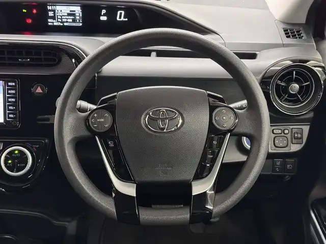 トヨタ アクア S スタイルブラック 三重県 2020(令2)年 0.8万km スーパーレッドⅤ ハイブリッド/FF/フロアCVT/純正 7インチナビ NSCN-W68/（AM/FM/CD/SD/Bluetooth/AUX/TV）/【OP】パノラミックビューモニター/ビルトイン ETC/Toyota Safety Sense/●プリクラッシュセーフティ［PCS］/●レーンディパーチャーアラート［LDA］/●オートハイビーム［AHB］/先行車発進告知機能/インテリジェントクリアランスソナー［パーキングサポートブレーキ（静止物）］/・横滑り防止装置/装備/スマートエントリーパッケージ/●スマートエントリー＆スタートシステム/●プッシュスタート/●スマートキーx2/●盗難防止システム（イモビライザーシステム）/●コンライト（オートライト：ライト自動点灯・消灯システム／ランプオートカットシステム）/・オートエアコン/・電動格納ドアミラー（ウインカー付）/・ステアリングスイッチ（オーディオ操作、メーターディスプレイ操作）/・パワーウインドウ/・パワーステアリング/・純正ホイールキャップ＆15インチスチールホイール/・保/取/ナビ取/・【OP】スペアタイヤ/など/後期モデル/…Sスタイルブラック特別装備