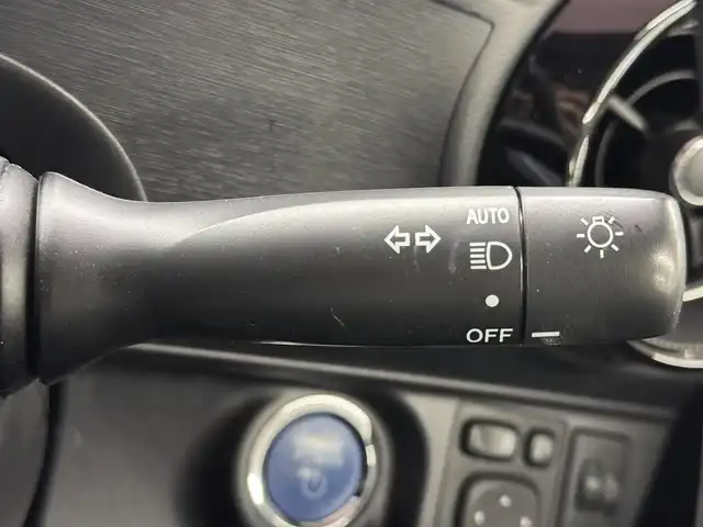 トヨタ アクア S スタイルブラック 三重県 2020(令2)年 0.8万km スーパーレッドⅤ ハイブリッド/FF/フロアCVT/純正 7インチナビ NSCN-W68/（AM/FM/CD/SD/Bluetooth/AUX/TV）/【OP】パノラミックビューモニター/ビルトイン ETC/Toyota Safety Sense/●プリクラッシュセーフティ［PCS］/●レーンディパーチャーアラート［LDA］/●オートハイビーム［AHB］/先行車発進告知機能/インテリジェントクリアランスソナー［パーキングサポートブレーキ（静止物）］/・横滑り防止装置/装備/スマートエントリーパッケージ/●スマートエントリー＆スタートシステム/●プッシュスタート/●スマートキーx2/●盗難防止システム（イモビライザーシステム）/●コンライト（オートライト：ライト自動点灯・消灯システム／ランプオートカットシステム）/・オートエアコン/・電動格納ドアミラー（ウインカー付）/・ステアリングスイッチ（オーディオ操作、メーターディスプレイ操作）/・パワーウインドウ/・パワーステアリング/・純正ホイールキャップ＆15インチスチールホイール/・保/取/ナビ取/・【OP】スペアタイヤ/など/後期モデル/…Sスタイルブラック特別装備