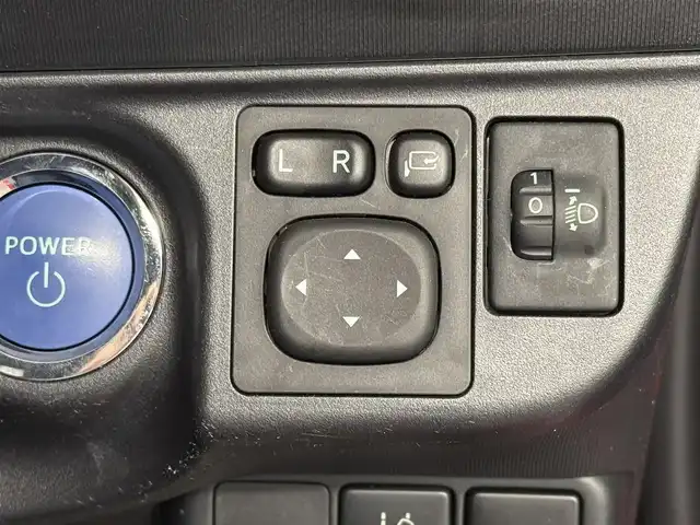 トヨタ アクア S スタイルブラック 三重県 2020(令2)年 0.8万km スーパーレッドⅤ ハイブリッド/FF/フロアCVT/純正 7インチナビ NSCN-W68/（AM/FM/CD/SD/Bluetooth/AUX/TV）/【OP】パノラミックビューモニター/ビルトイン ETC/Toyota Safety Sense/●プリクラッシュセーフティ［PCS］/●レーンディパーチャーアラート［LDA］/●オートハイビーム［AHB］/先行車発進告知機能/インテリジェントクリアランスソナー［パーキングサポートブレーキ（静止物）］/・横滑り防止装置/装備/スマートエントリーパッケージ/●スマートエントリー＆スタートシステム/●プッシュスタート/●スマートキーx2/●盗難防止システム（イモビライザーシステム）/●コンライト（オートライト：ライト自動点灯・消灯システム／ランプオートカットシステム）/・オートエアコン/・電動格納ドアミラー（ウインカー付）/・ステアリングスイッチ（オーディオ操作、メーターディスプレイ操作）/・パワーウインドウ/・パワーステアリング/・純正ホイールキャップ＆15インチスチールホイール/・保/取/ナビ取/・【OP】スペアタイヤ/など/後期モデル/…Sスタイルブラック特別装備