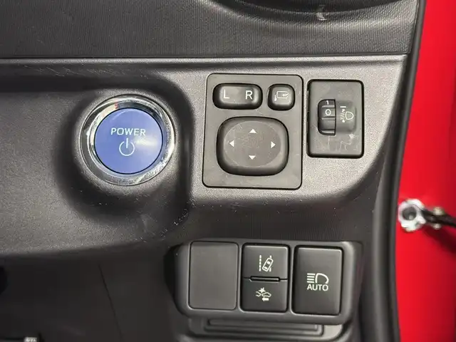 トヨタ アクア S スタイルブラック 三重県 2020(令2)年 0.8万km スーパーレッドⅤ ハイブリッド/FF/フロアCVT/純正 7インチナビ NSCN-W68/（AM/FM/CD/SD/Bluetooth/AUX/TV）/【OP】パノラミックビューモニター/ビルトイン ETC/Toyota Safety Sense/●プリクラッシュセーフティ［PCS］/●レーンディパーチャーアラート［LDA］/●オートハイビーム［AHB］/先行車発進告知機能/インテリジェントクリアランスソナー［パーキングサポートブレーキ（静止物）］/・横滑り防止装置/装備/スマートエントリーパッケージ/●スマートエントリー＆スタートシステム/●プッシュスタート/●スマートキーx2/●盗難防止システム（イモビライザーシステム）/●コンライト（オートライト：ライト自動点灯・消灯システム／ランプオートカットシステム）/・オートエアコン/・電動格納ドアミラー（ウインカー付）/・ステアリングスイッチ（オーディオ操作、メーターディスプレイ操作）/・パワーウインドウ/・パワーステアリング/・純正ホイールキャップ＆15インチスチールホイール/・保/取/ナビ取/・【OP】スペアタイヤ/など/後期モデル/…Sスタイルブラック特別装備