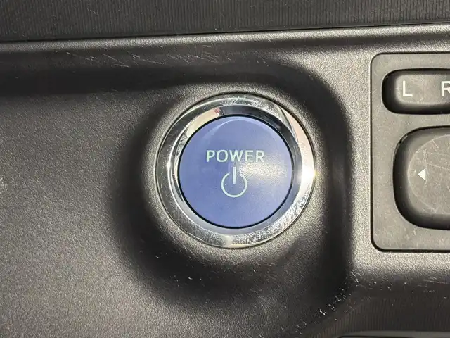 トヨタ アクア S スタイルブラック 三重県 2020(令2)年 0.8万km スーパーレッドⅤ ハイブリッド/FF/フロアCVT/純正 7インチナビ NSCN-W68/（AM/FM/CD/SD/Bluetooth/AUX/TV）/【OP】パノラミックビューモニター/ビルトイン ETC/Toyota Safety Sense/●プリクラッシュセーフティ［PCS］/●レーンディパーチャーアラート［LDA］/●オートハイビーム［AHB］/先行車発進告知機能/インテリジェントクリアランスソナー［パーキングサポートブレーキ（静止物）］/・横滑り防止装置/装備/スマートエントリーパッケージ/●スマートエントリー＆スタートシステム/●プッシュスタート/●スマートキーx2/●盗難防止システム（イモビライザーシステム）/●コンライト（オートライト：ライト自動点灯・消灯システム／ランプオートカットシステム）/・オートエアコン/・電動格納ドアミラー（ウインカー付）/・ステアリングスイッチ（オーディオ操作、メーターディスプレイ操作）/・パワーウインドウ/・パワーステアリング/・純正ホイールキャップ＆15インチスチールホイール/・保/取/ナビ取/・【OP】スペアタイヤ/など/後期モデル/…Sスタイルブラック特別装備