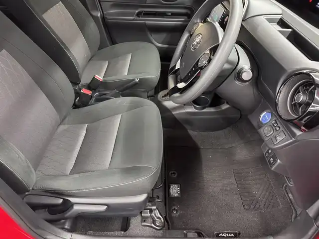 トヨタ アクア S スタイルブラック 三重県 2020(令2)年 0.8万km スーパーレッドⅤ ハイブリッド/FF/フロアCVT/純正 7インチナビ NSCN-W68/（AM/FM/CD/SD/Bluetooth/AUX/TV）/【OP】パノラミックビューモニター/ビルトイン ETC/Toyota Safety Sense/●プリクラッシュセーフティ［PCS］/●レーンディパーチャーアラート［LDA］/●オートハイビーム［AHB］/先行車発進告知機能/インテリジェントクリアランスソナー［パーキングサポートブレーキ（静止物）］/・横滑り防止装置/装備/スマートエントリーパッケージ/●スマートエントリー＆スタートシステム/●プッシュスタート/●スマートキーx2/●盗難防止システム（イモビライザーシステム）/●コンライト（オートライト：ライト自動点灯・消灯システム／ランプオートカットシステム）/・オートエアコン/・電動格納ドアミラー（ウインカー付）/・ステアリングスイッチ（オーディオ操作、メーターディスプレイ操作）/・パワーウインドウ/・パワーステアリング/・純正ホイールキャップ＆15インチスチールホイール/・保/取/ナビ取/・【OP】スペアタイヤ/など/後期モデル/…Sスタイルブラック特別装備