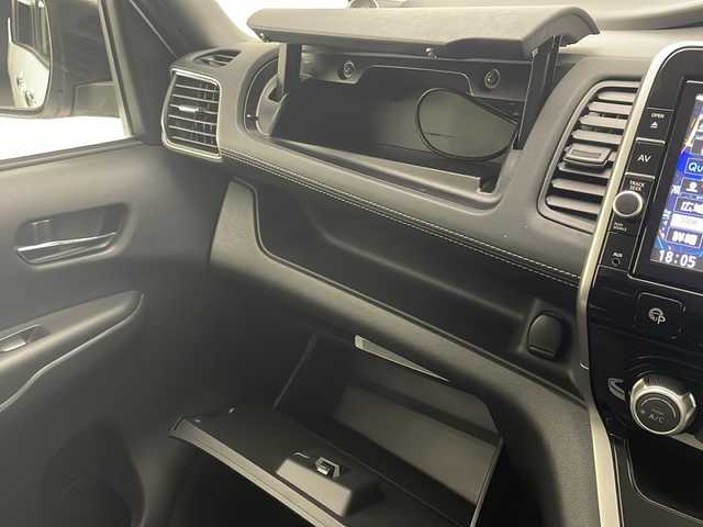 日産 セレナ e－パワー ハイウェイスター V 宮崎県 2019(令1)年 5.4万km ブリリアントホワイトパール 純正9インチメモリーナビ/ CD DVD BTオーディオ フルセグTV/アラウンドビューカメラ/クルーズコントロール/両側パワースライドドア/前後クリアランスソナー/純正LEDヘッドライト/ステアリングヒーター/前席シートヒーター/ステアリングリモコン/ドライブレコーダー/純正フロアマット/ビルトインETC