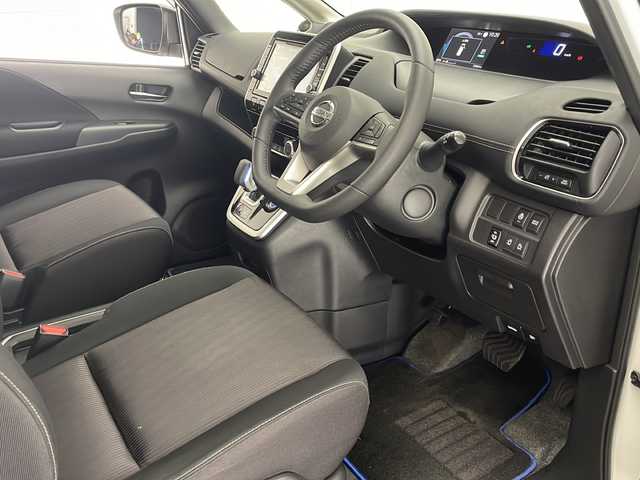 日産 セレナ e－パワー ハイウェイスター V 宮崎県 2019(令1)年 5.4万km ブリリアントホワイトパール 純正9インチメモリーナビ/ CD DVD BTオーディオ フルセグTV/アラウンドビューカメラ/クルーズコントロール/両側パワースライドドア/前後クリアランスソナー/純正LEDヘッドライト/ステアリングヒーター/前席シートヒーター/ステアリングリモコン/ドライブレコーダー/純正フロアマット/ビルトインETC