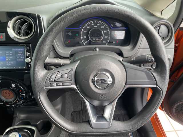 日産 ノート e－パワー X 愛知県 2016(平28)年 4.6万km プレミアムコロナオレンジ 純正ナビ　SDカードなし/全方位カメラ/コーナーセンサー/ETC/LEDヘッドライト/レーンキープアシスト/オートライト/ドライブレコーダー/ステアリングスイッチ/スマートキー/プッシュスタート