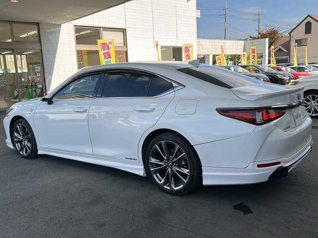 レクサス ＥＳ 300h Fスポーツ 京都府 2021(令3)年 8.9万km ホワイトノーヴァガラスフレーク 純正12.3インチディスプレイナビ/アラウンドビューモニター/Miracast/Bluetooth/TRDエアロ/TRDスポーツマフラー/サンルーフ/3眼LEDヘッドライト/デジタルアウターミラー/デジタルインナーミラー/メモリーパワーシート/シートヒーター＆ベンチレーション/ステアリングヒーター/ワイヤレス充電/パドルシフト/ドラレコ前後/レクサスセーフティーセンス/ブラインドスポットモニター/ヘッドアップディスプレイ/クリアランスソナー/レーンキープアシスト/パーキングサポートアラート/ブレーキホールド/ETC2.0/アイドリングストップ