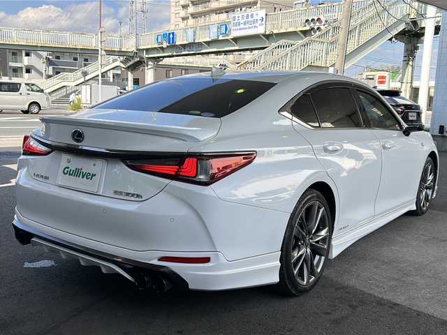 レクサス ＥＳ 300h Fスポーツ 京都府 2021(令3)年 8.9万km ホワイトノーヴァガラスフレーク 純正12.3インチディスプレイナビ/アラウンドビューモニター/Miracast/Bluetooth/TRDエアロ/TRDスポーツマフラー/サンルーフ/3眼LEDヘッドライト/デジタルアウターミラー/デジタルインナーミラー/メモリーパワーシート/シートヒーター＆ベンチレーション/ステアリングヒーター/ワイヤレス充電/パドルシフト/ドラレコ前後/レクサスセーフティーセンス/ブラインドスポットモニター/ヘッドアップディスプレイ/クリアランスソナー/レーンキープアシスト/パーキングサポートアラート/ブレーキホールド/ETC2.0/アイドリングストップ