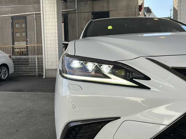 レクサス ＥＳ 300h Fスポーツ 京都府 2021(令3)年 8.9万km ホワイトノーヴァガラスフレーク 純正12.3インチディスプレイナビ/アラウンドビューモニター/Miracast/Bluetooth/TRDエアロ/TRDスポーツマフラー/サンルーフ/3眼LEDヘッドライト/デジタルアウターミラー/デジタルインナーミラー/メモリーパワーシート/シートヒーター＆ベンチレーション/ステアリングヒーター/ワイヤレス充電/パドルシフト/ドラレコ前後/レクサスセーフティーセンス/ブラインドスポットモニター/ヘッドアップディスプレイ/クリアランスソナー/レーンキープアシスト/パーキングサポートアラート/ブレーキホールド/ETC2.0/アイドリングストップ